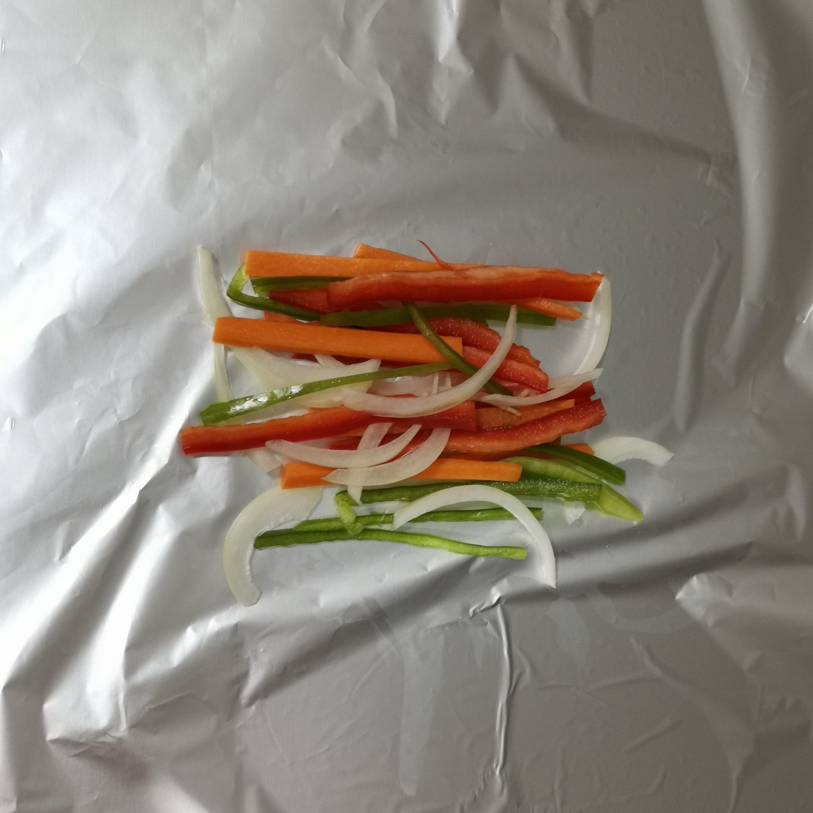 Verduras para papillote encima de papel de aluminio