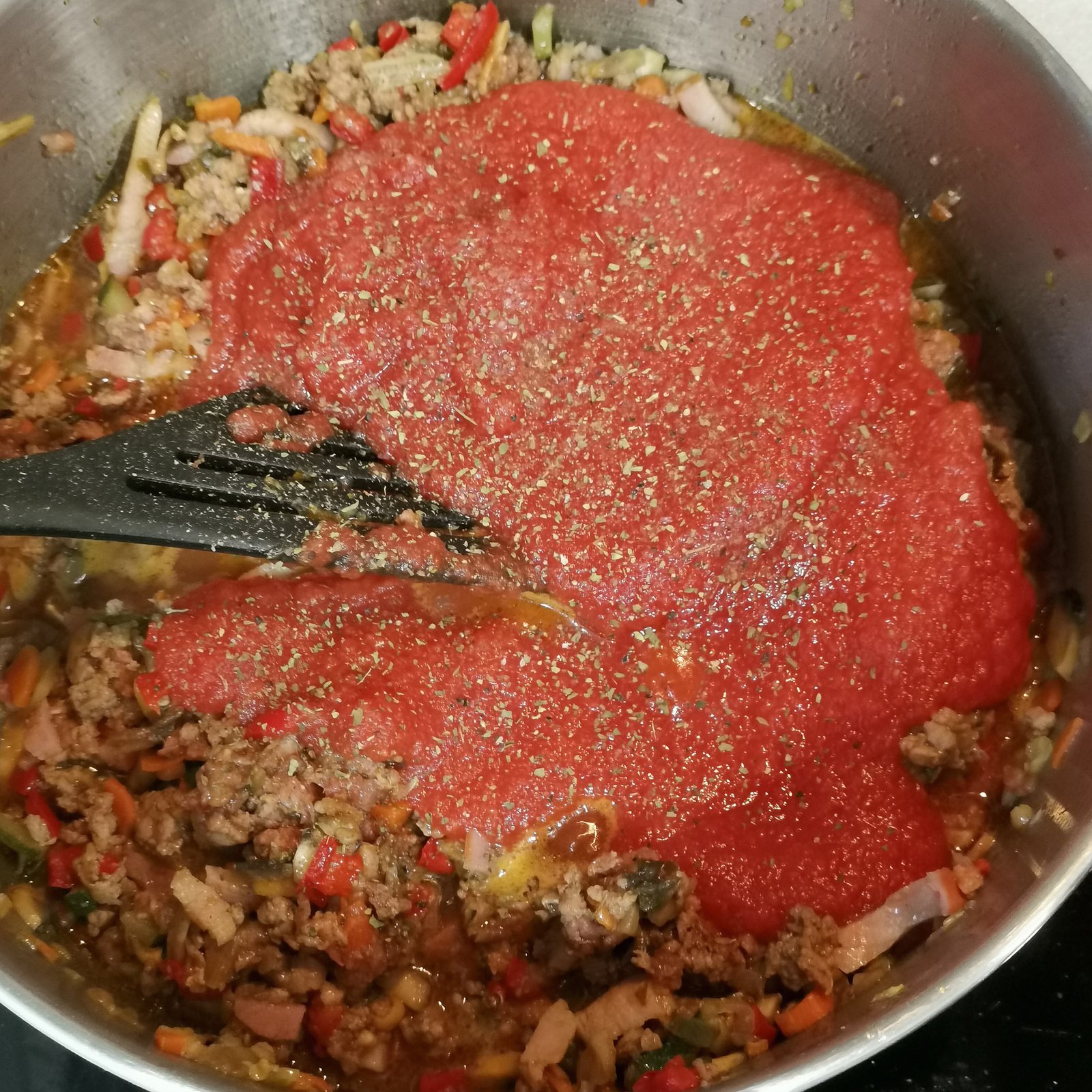 Lasaña boloñesa con calabacín y champiñones tomate con espec