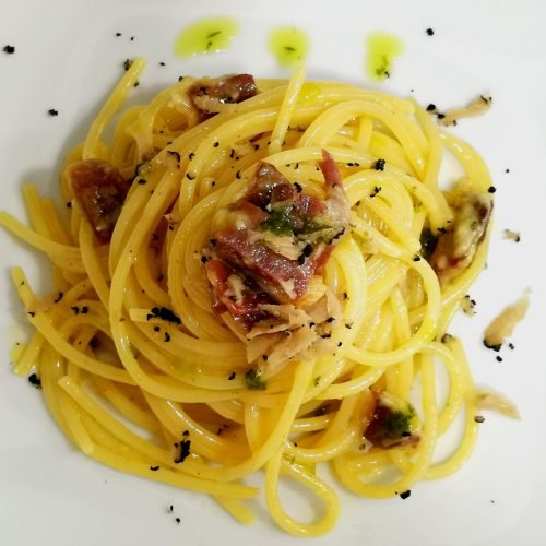 Espaguetis carbonara ibérica con trufa y aceite de cebollino