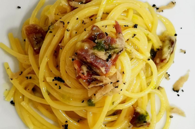 Espaguetis carbonara ibérica con trufa y aceite de cebollino