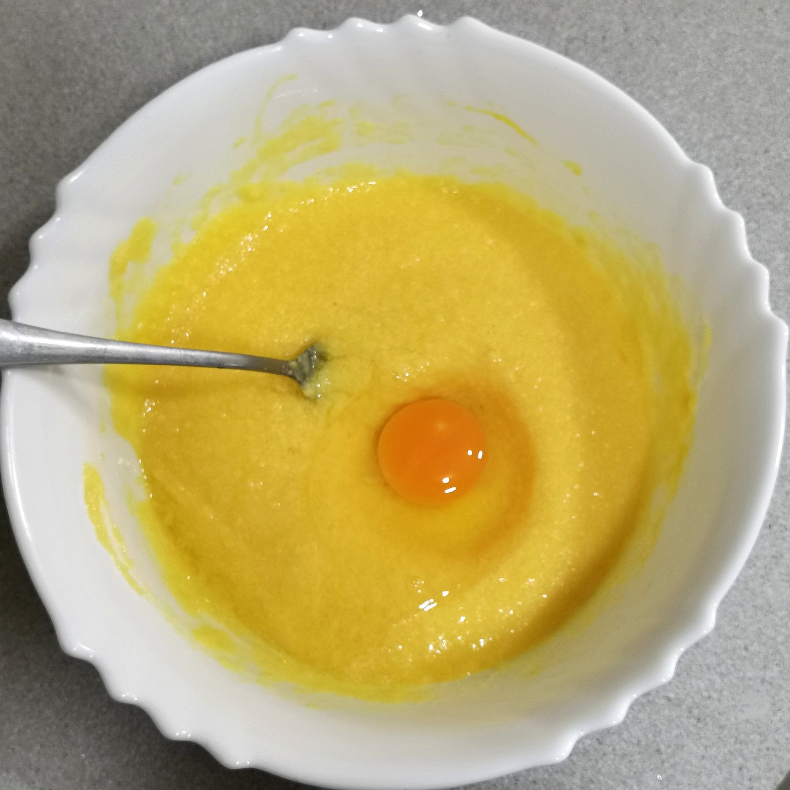 Bizcocho de limón esponjoso con glaseado - Crema de mantequilla dulce con huevos