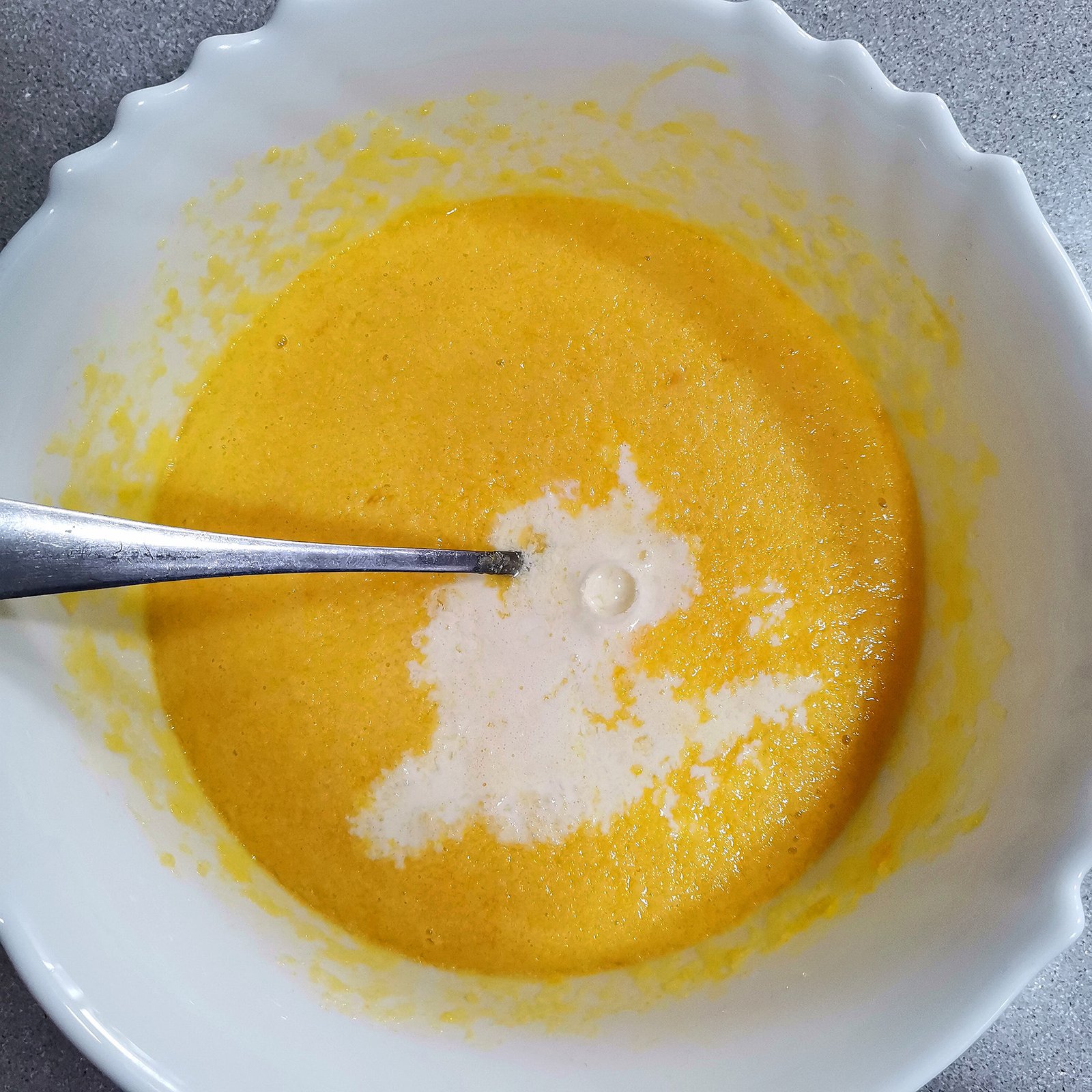 Bizcocho de limón esponjoso con glaseado - Masa con crema de leche