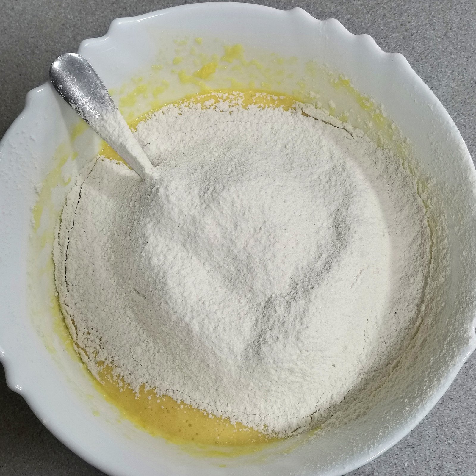 Bizcocho de limón esponjoso con glaseado - Masa con harina