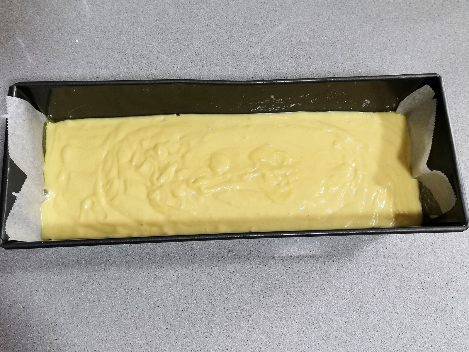 Bizcocho de limón esponjoso con glaseado - Masa en un molde rectangular