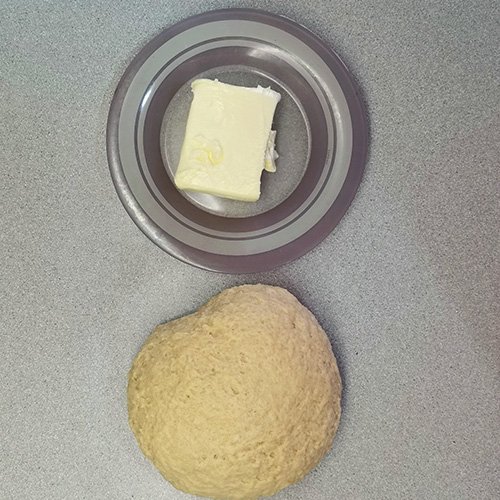 Roscón de reyes - Mezclar la masa con la mantequilla