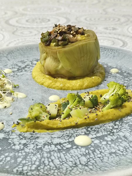 Alcachofa con portobello y puré de verduras - Primer plano