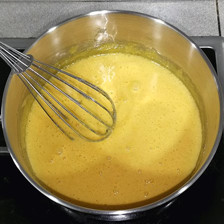 Receta de crema pastelera perfecta - Huevos y azúcar mezclados