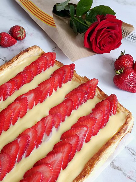 Hojaldre de fresas con crema pastelera casera - Plano picado