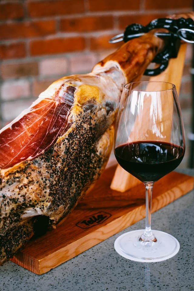 Jamón ibérico con copa de vino tinto